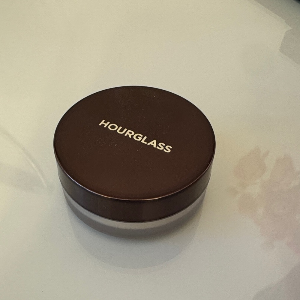 Hourglass Veil Translucent Setting Powder with Silver Lid